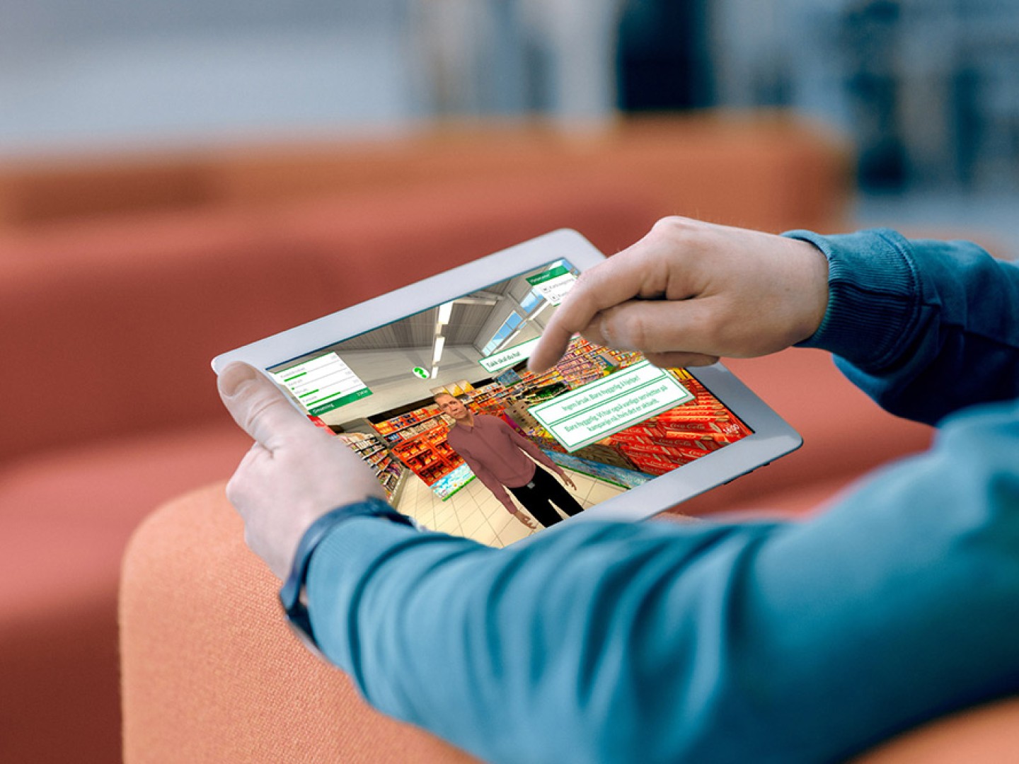 Mann bruker iPad med simuleringsbasert opplæring