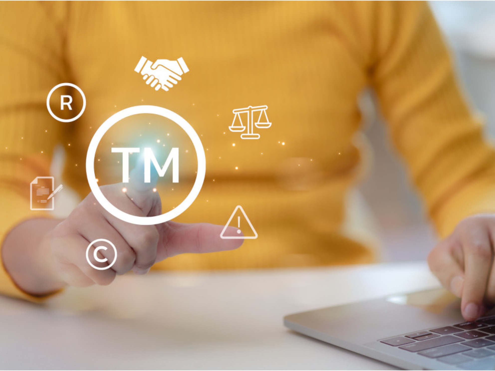 Person peker på symbolene for trademark (bokstavene TM med sirkel rundt), registrert varemerke (bokstaven R med sirkel rundt) og opphavsrett (bokstaven C med sirkel rundt).
