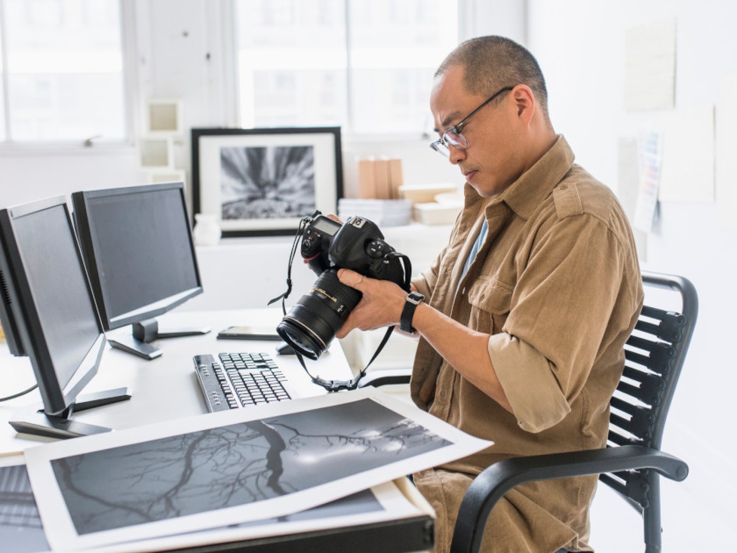 Fotograf ser på bilder lagret på et speilreflekskamera.
