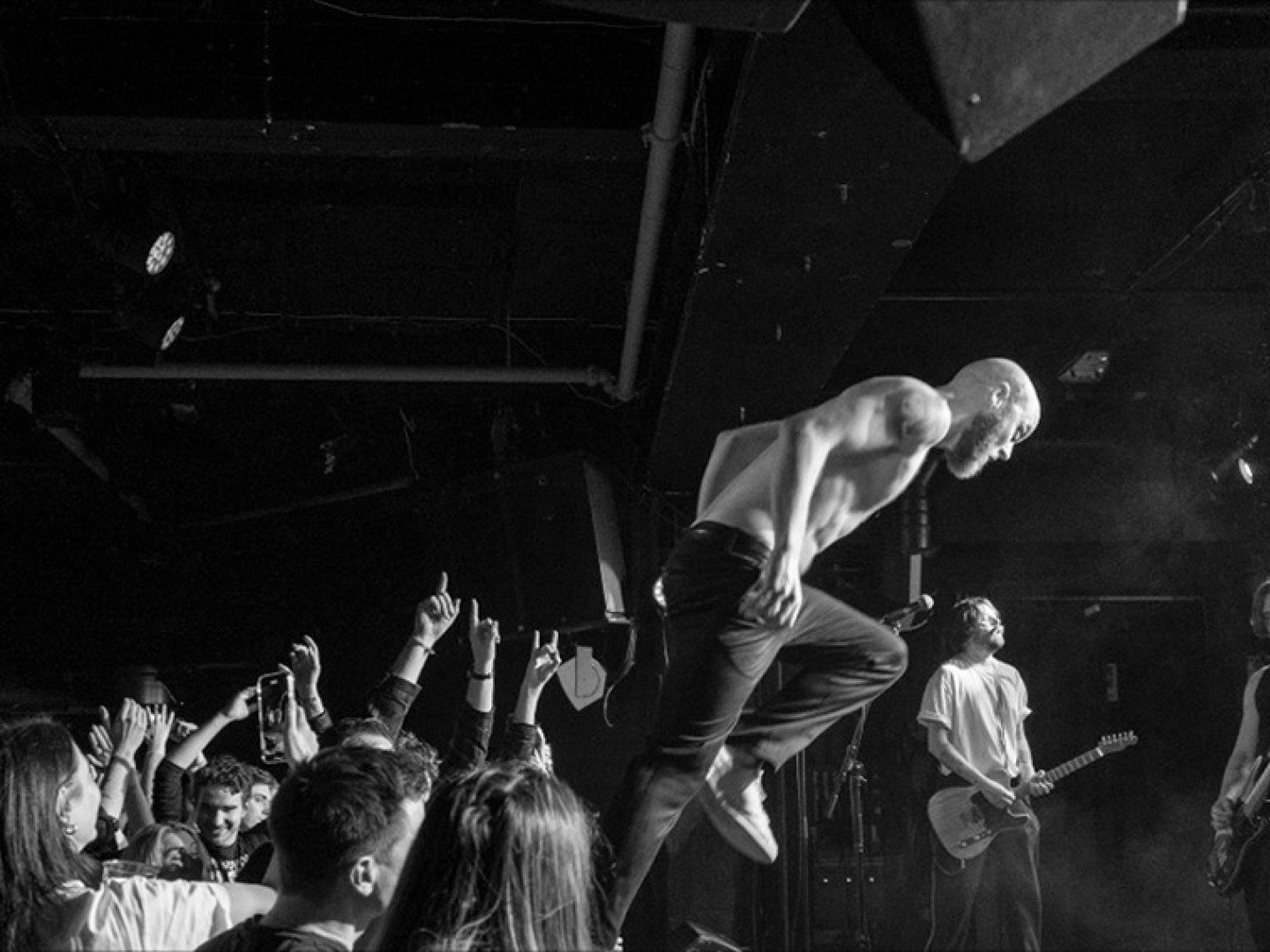 Rockeband på scenen med masse folk