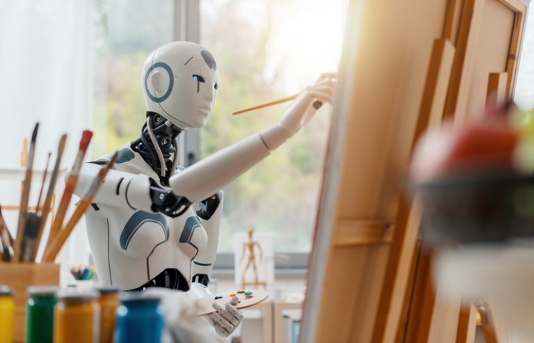 Humanoid AI robot maler en komposisjon på et lerret i studio