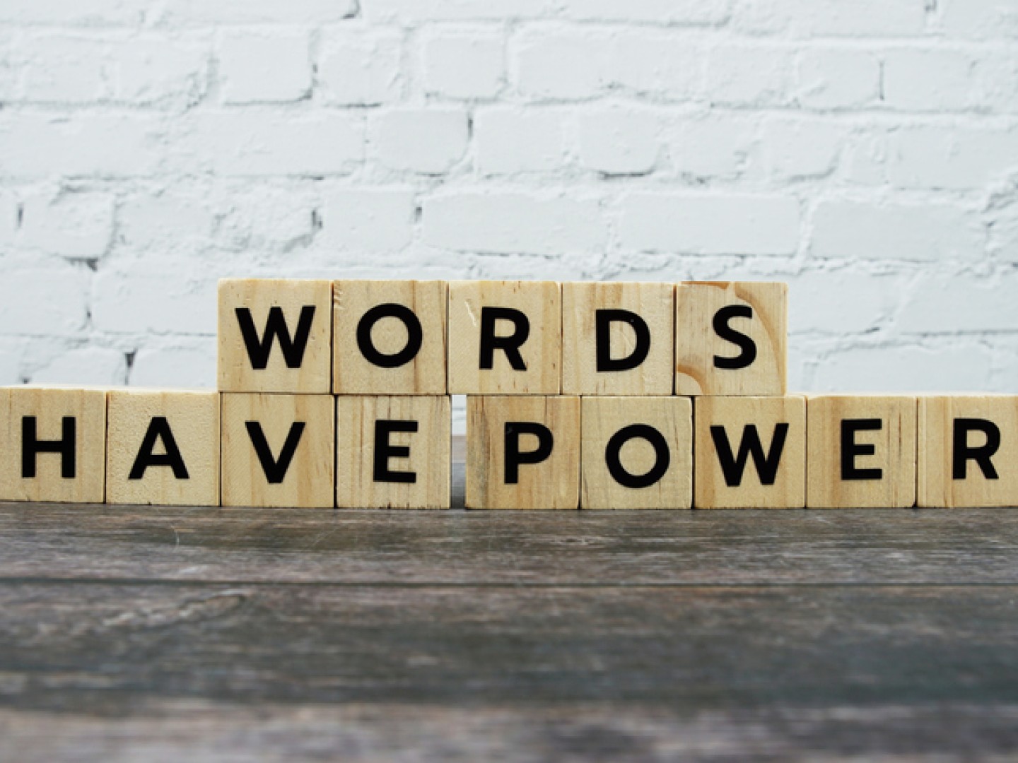 Treklosser med bokstaver som sammen danner teksten: Words have power.