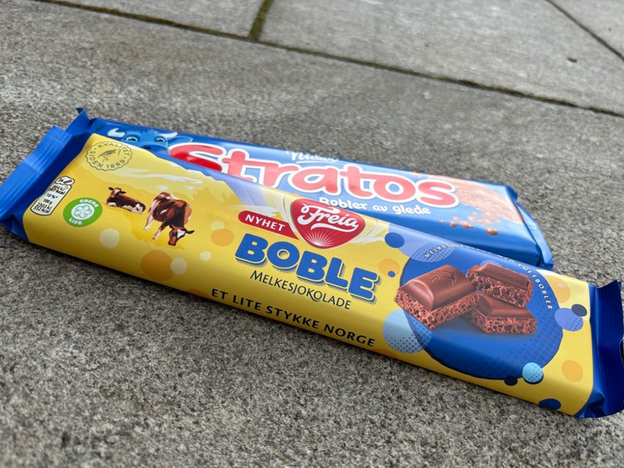 To sjokoladeplater på bakken - Stratos og Boble melkesjokolade.