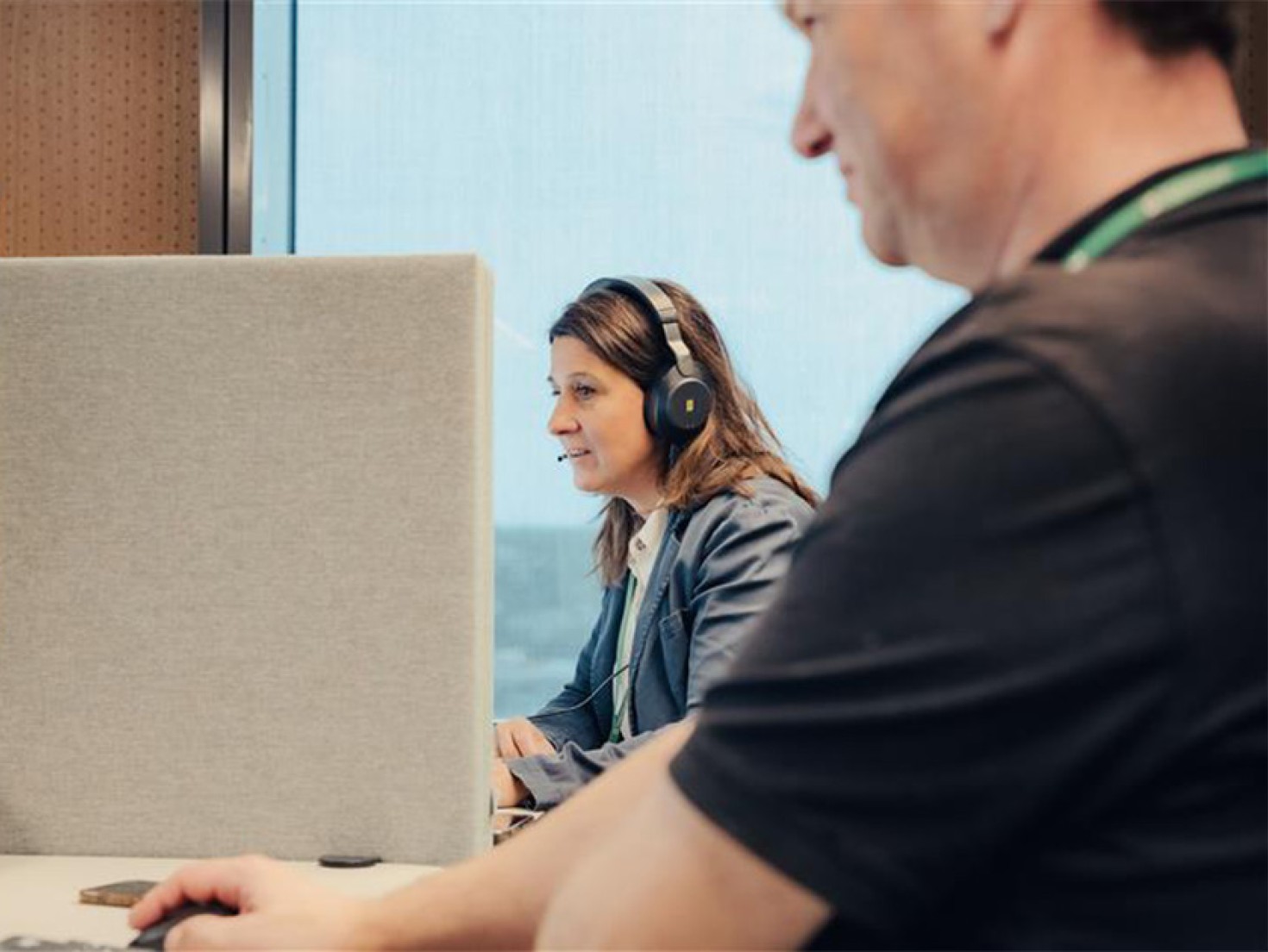 NIPO's customer advisors answer telephone inquiries.