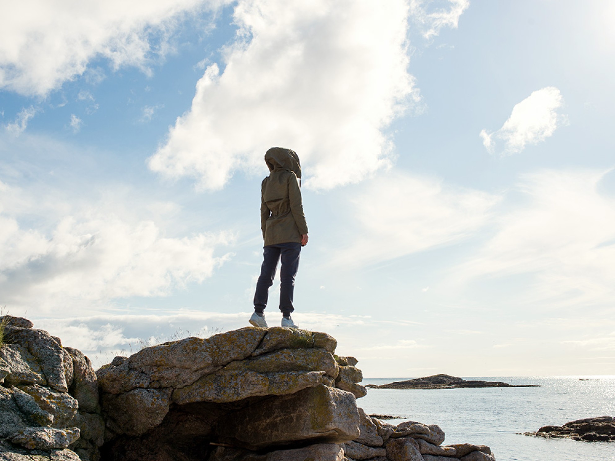 Person-on-svaberg-looking-over-the-sea