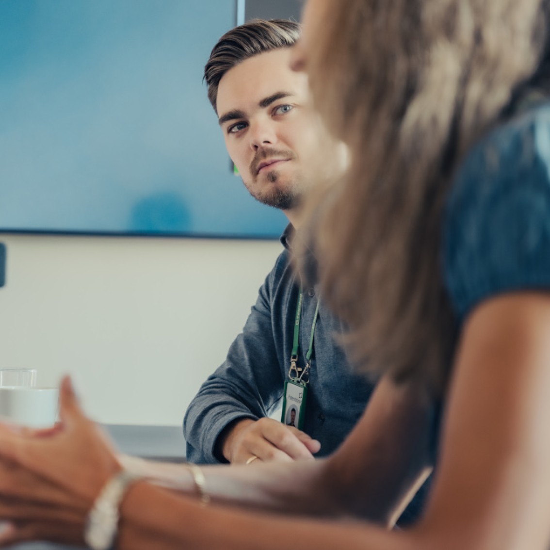 NIPO's employees are discussing a case they have on a laptop.