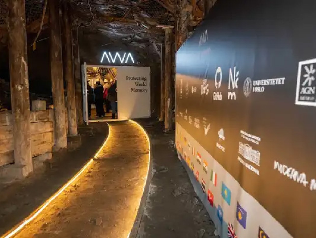 Plakat ved en inngang der det står AWA Protecting World Memory