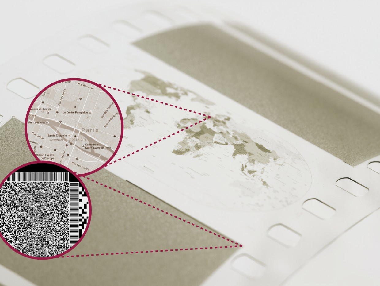 Illustrasjon av en filmrull med et verdenskart og med Pariskart i én sirkel, og en QR-kode i en annen sirkel.