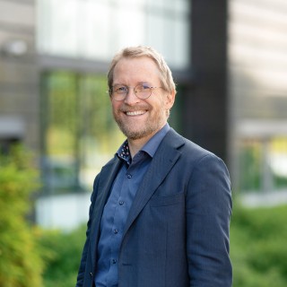 Mann med skjegg og briller