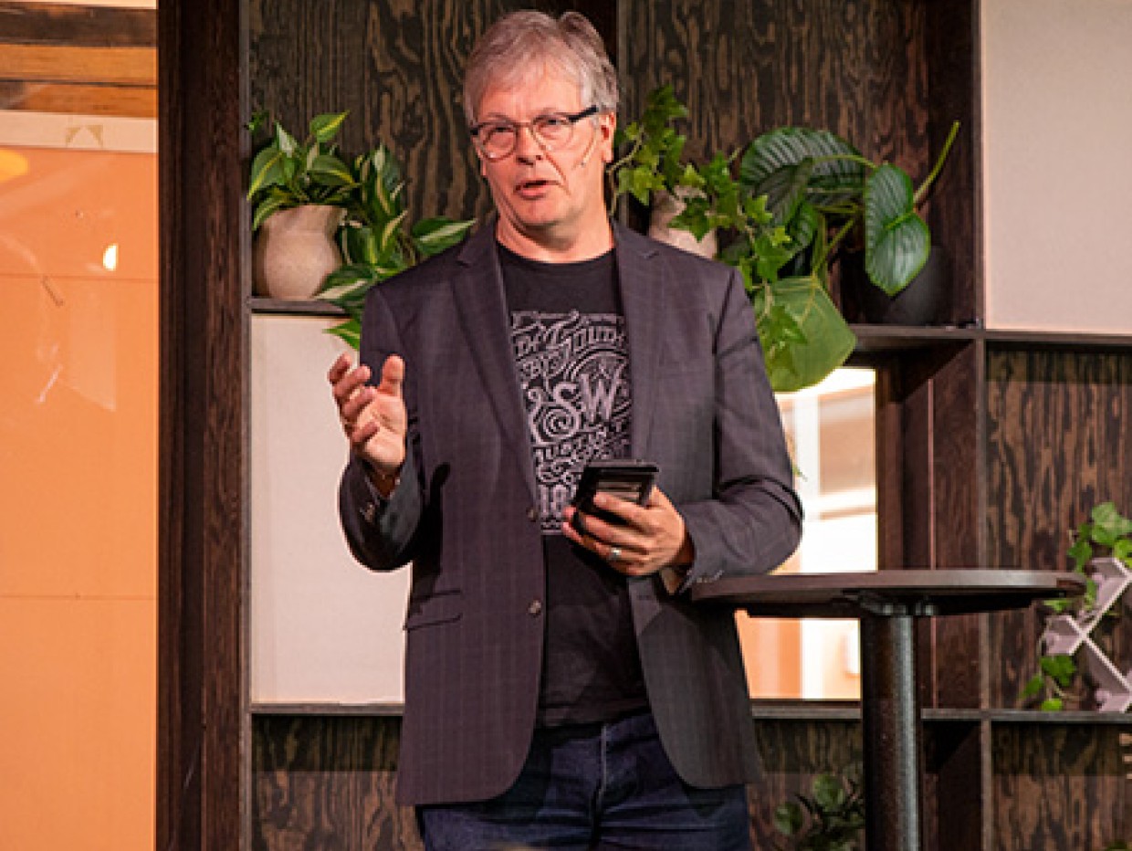 Audun Molde stands on stage and gives a lecture about the Norwegian music industry.