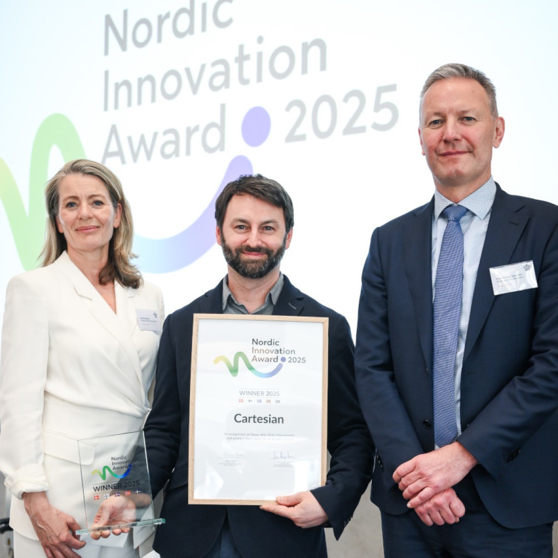 Kathrine Myhre, Alexis Sevault og Sune Stampe Sørensen. Alexis Sevault holder et diplom som viser at Cartesian er kårte til vinner av Nordic Innovation Award 2025.