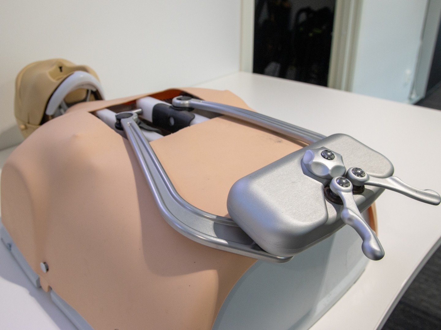 Viking Arm Medicals retraktor i bruk på test-dukke.