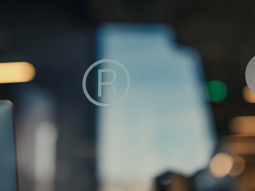 Symbol for registrert varemerke, såkalt R i sirkel, på glassvegg