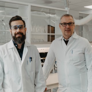 To menn i hvite laboratoriedresser.