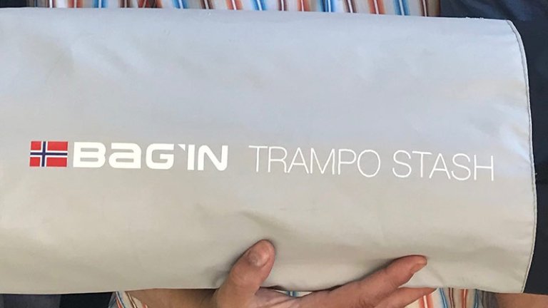 Nærbilde av en bag for innpakking av presenning med navnet Bag'in