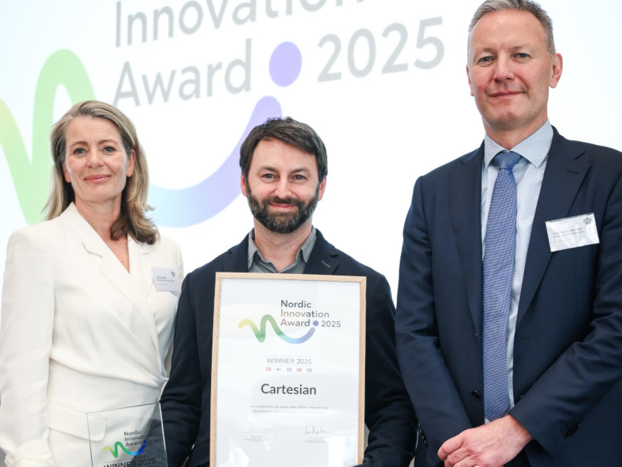 Kathrine Myhre, Alexis Sevault og Sune Stampe Sørensen. Alexis Sevault holder et diplom som viser at Cartesian er kårte til vinner av Nordic Innovation Award 2025.