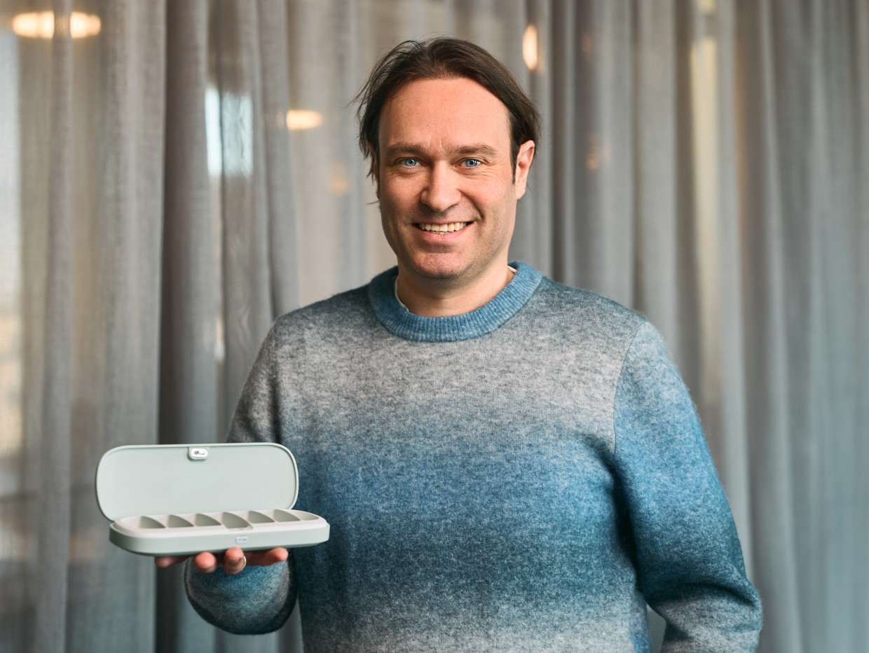 Hallgrim Bjørkvik, grunder i Dtablet, med en av deres pilleesker, Week