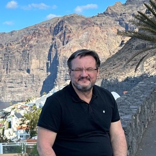 Bilde av mann med briller