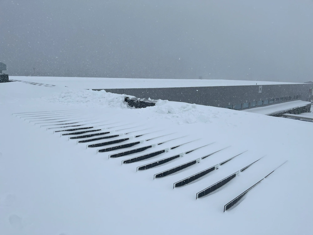 Solcellepanel dekket av snø