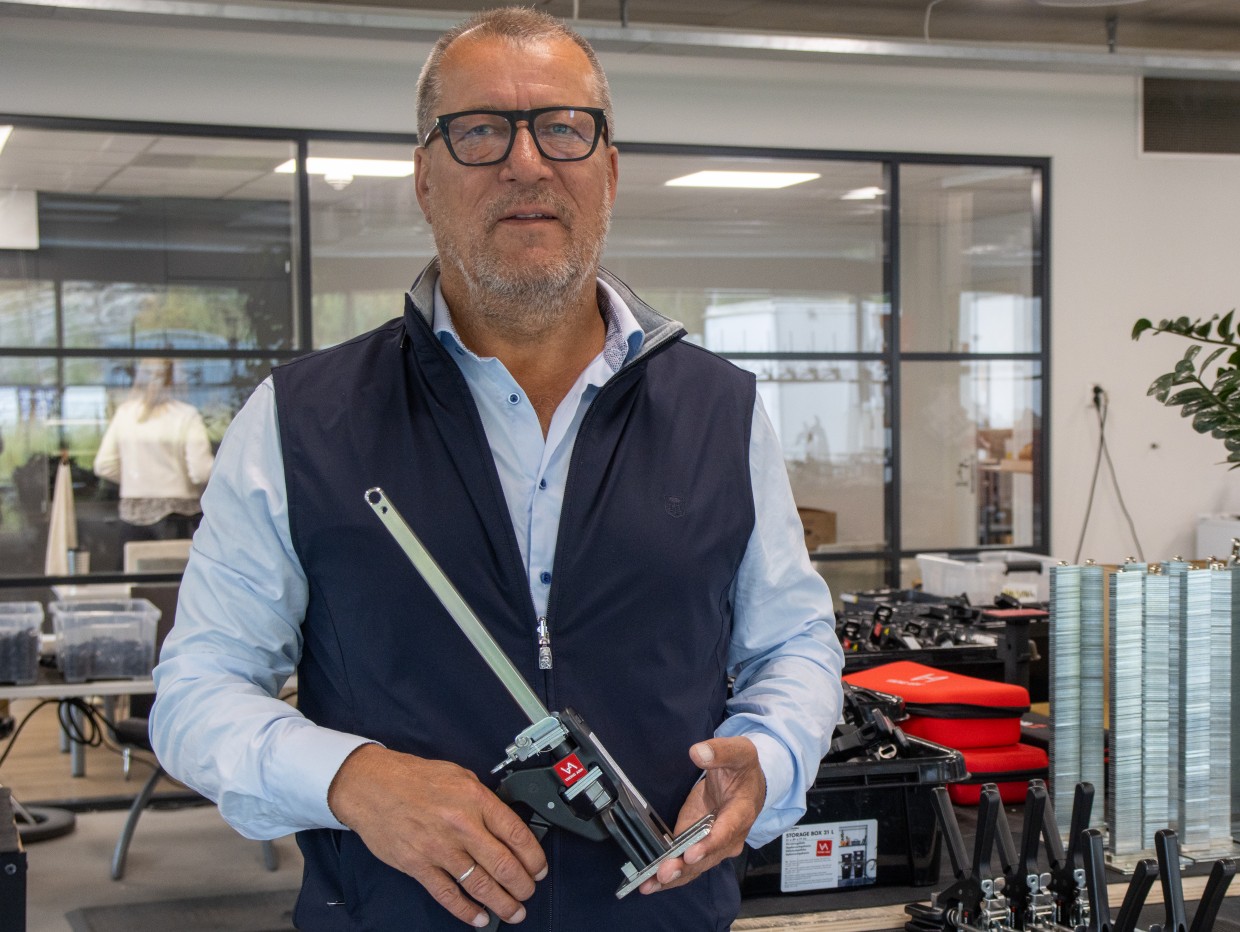 Styreleder Øyvind Resch med det originale Viking Arm løfteverktøyet.