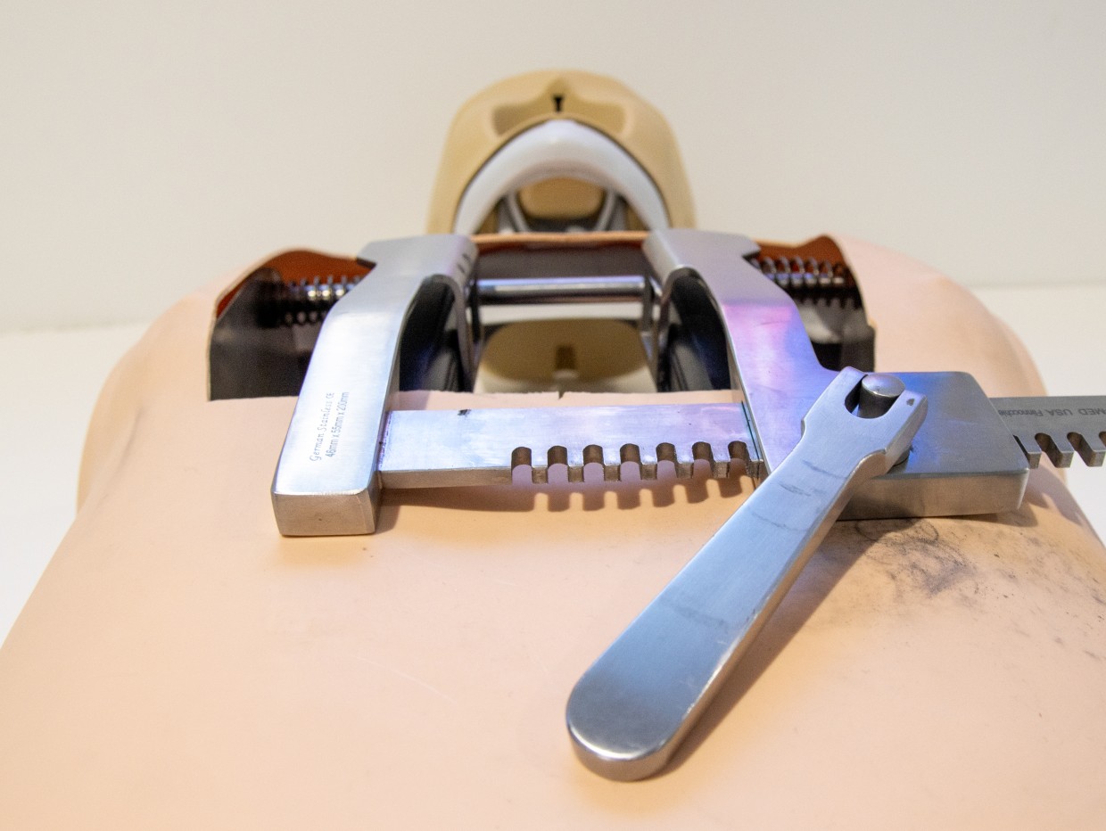 Slik ser en Finnochietto-retraktor ut. Dette er en retraktor som brukes til å holde brystbenet åpent under kirurgi.