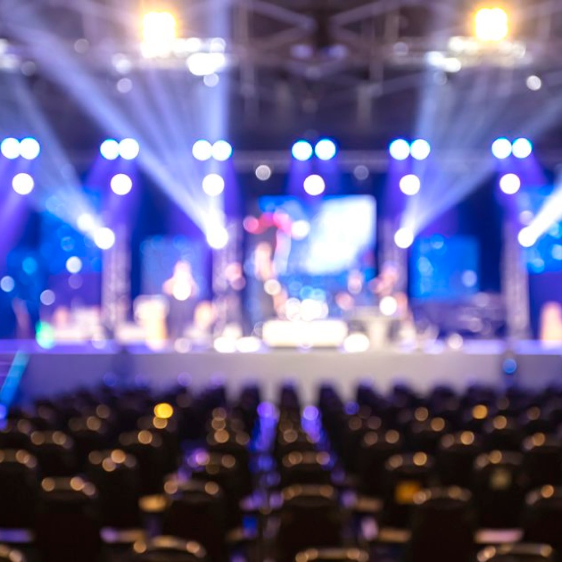 Et stort auditorium med seterader og lys