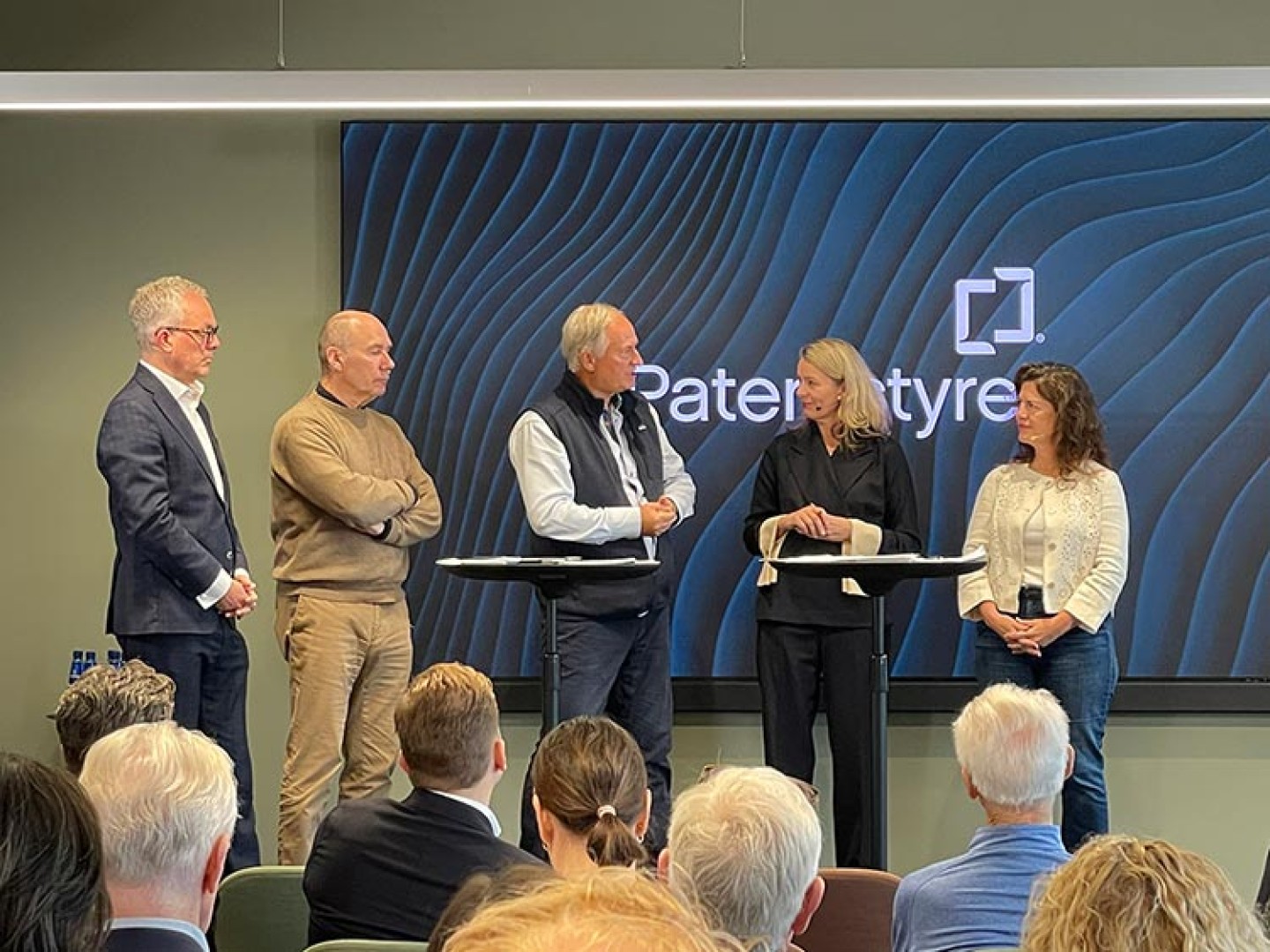 Tor Wallin Andreassen, professor i innovasjon ved Norges Handelshøyskole (NHH), Truls Berg fra Open Innovation Lab, Øystein Eriksen Søreide fra Abelia og Anniken Fjelberg fra Sprint Consulting på scenen sammen med Patentstyrets direktør Kathrine Myhre.