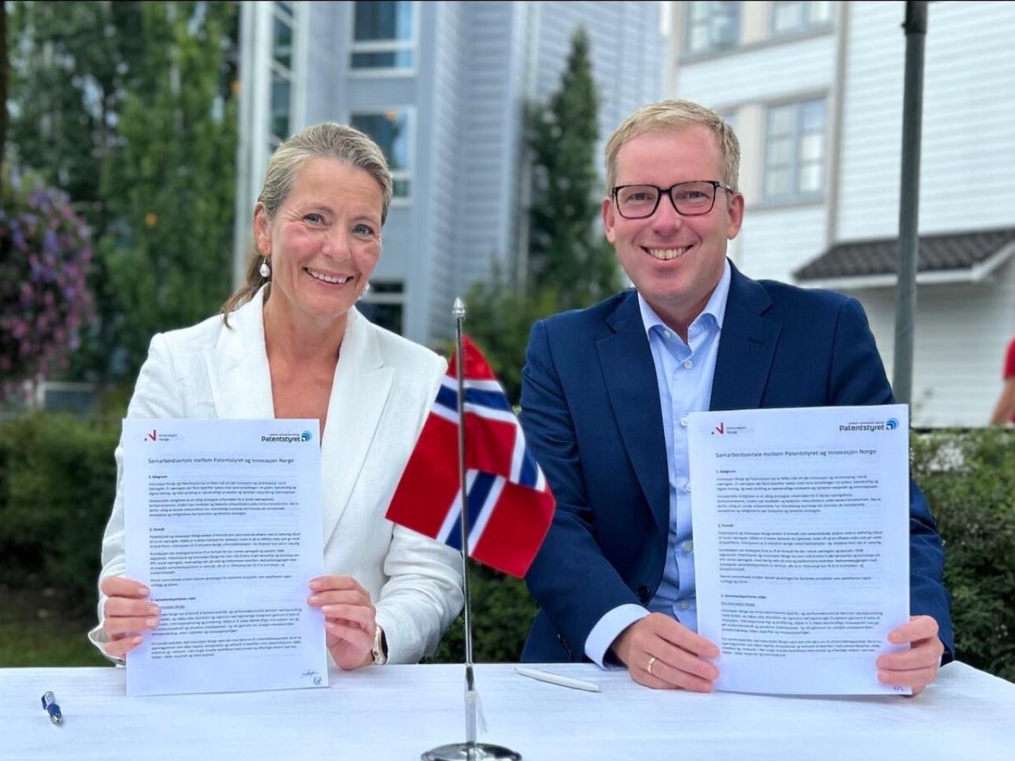 Kathrine Myhre og Håkon Haugli viser frem signert samarbeidsavtale
