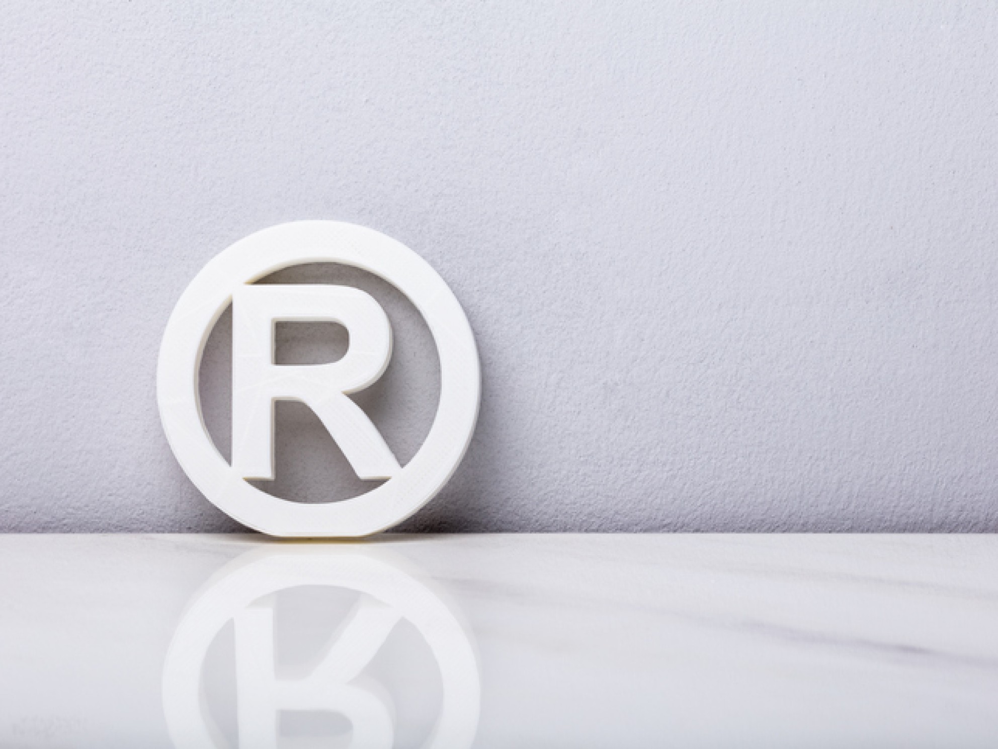 R i sirkel som er symbolet for registrert varemerke