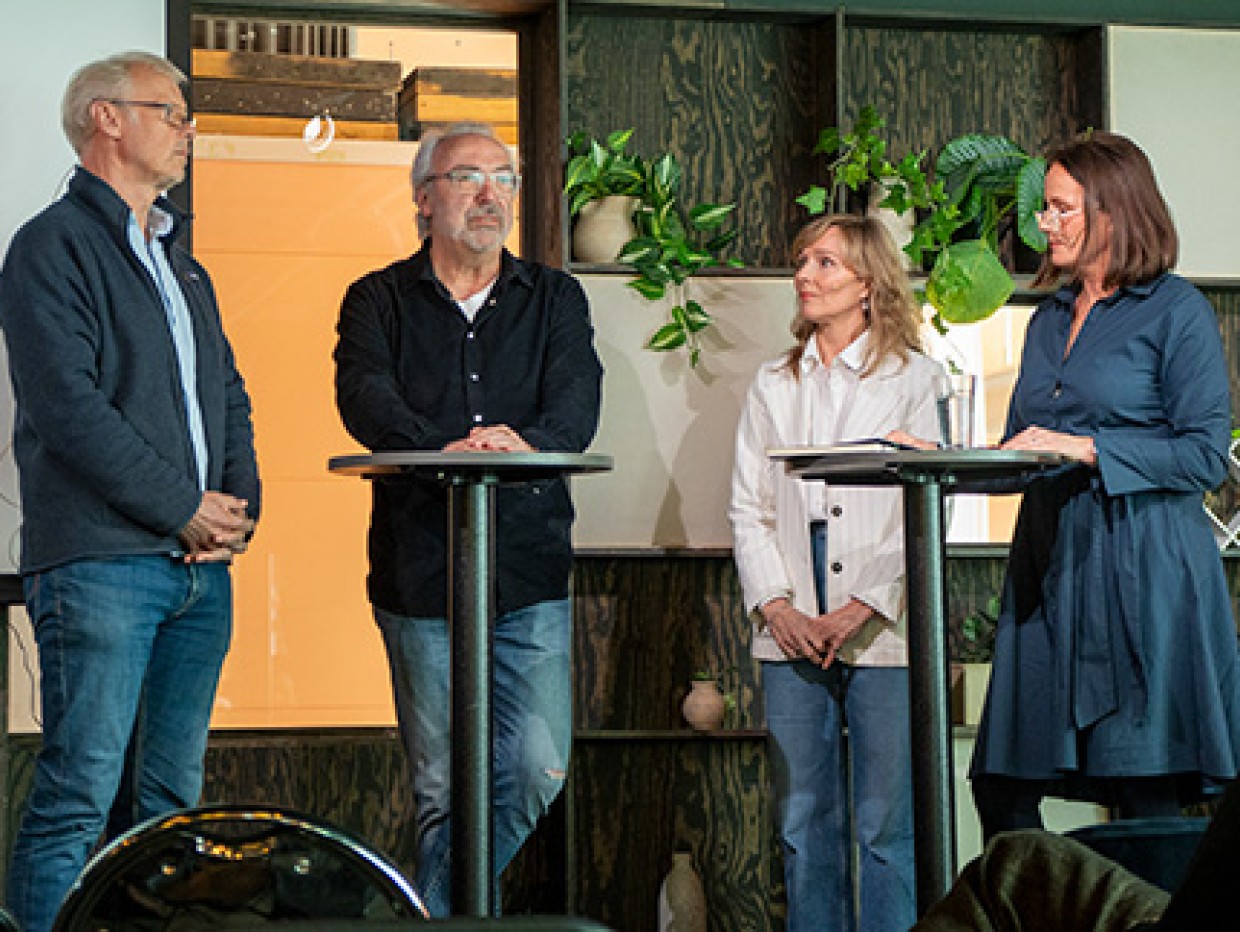 Kai Robøle, Erling Maartmann-Moe, Margit Klingen Dams og Elisabet Mæland Fosse på scenen under en paneldebatt om verdiskaping i norsk musikkbransje.