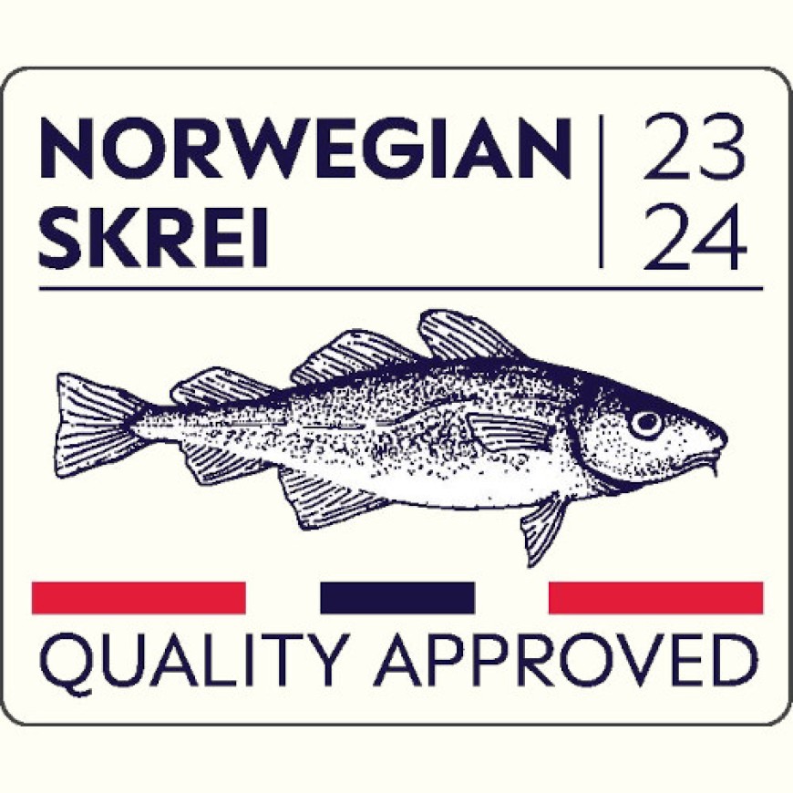 Et rektangulært merke med teksten NORWEGIAN SKREI 23 24 øverst, en detaljert sideprofil av en torsk i midten, og teksten QUALITY APPROVED nederst.
